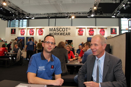 Abstimmung f&uuml;r eine Sonderanfertigung Arbeitshose mit Herrn Beck (Foto &copy; DKB)