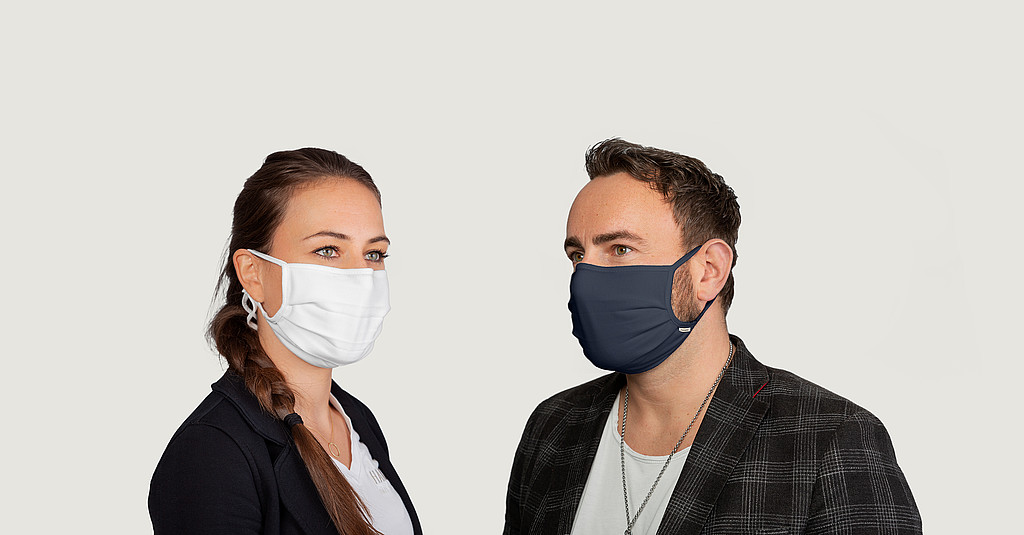 Die Masken k&ouml;nnen hinter dem Ohr oder hinter dem Kopf gebunden werden (Foto &copy; HAKRO GmbH)